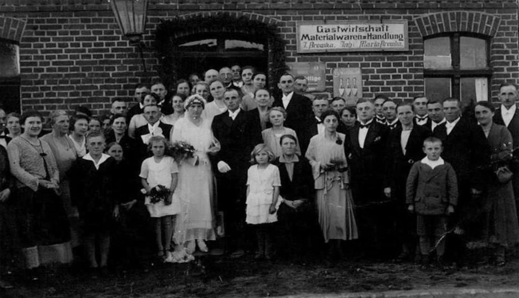 Ślub Leona Heimanna i Zofii Brefka, rok 1931. Zdjęcie zostało wykonane przed domem rodzinnym prababci, w którym mieściła się także gospoda. Źródło: Archiwum prywatne.